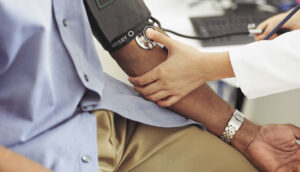 Consultation médicale de prévention dans un cabinet lumineux au Centre Médical Krieg en fin d’hiver